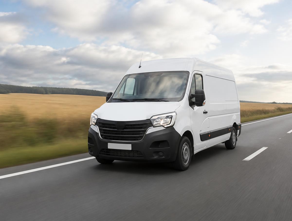 Fourgon blanc sur une route française lors d'un transport longue distance