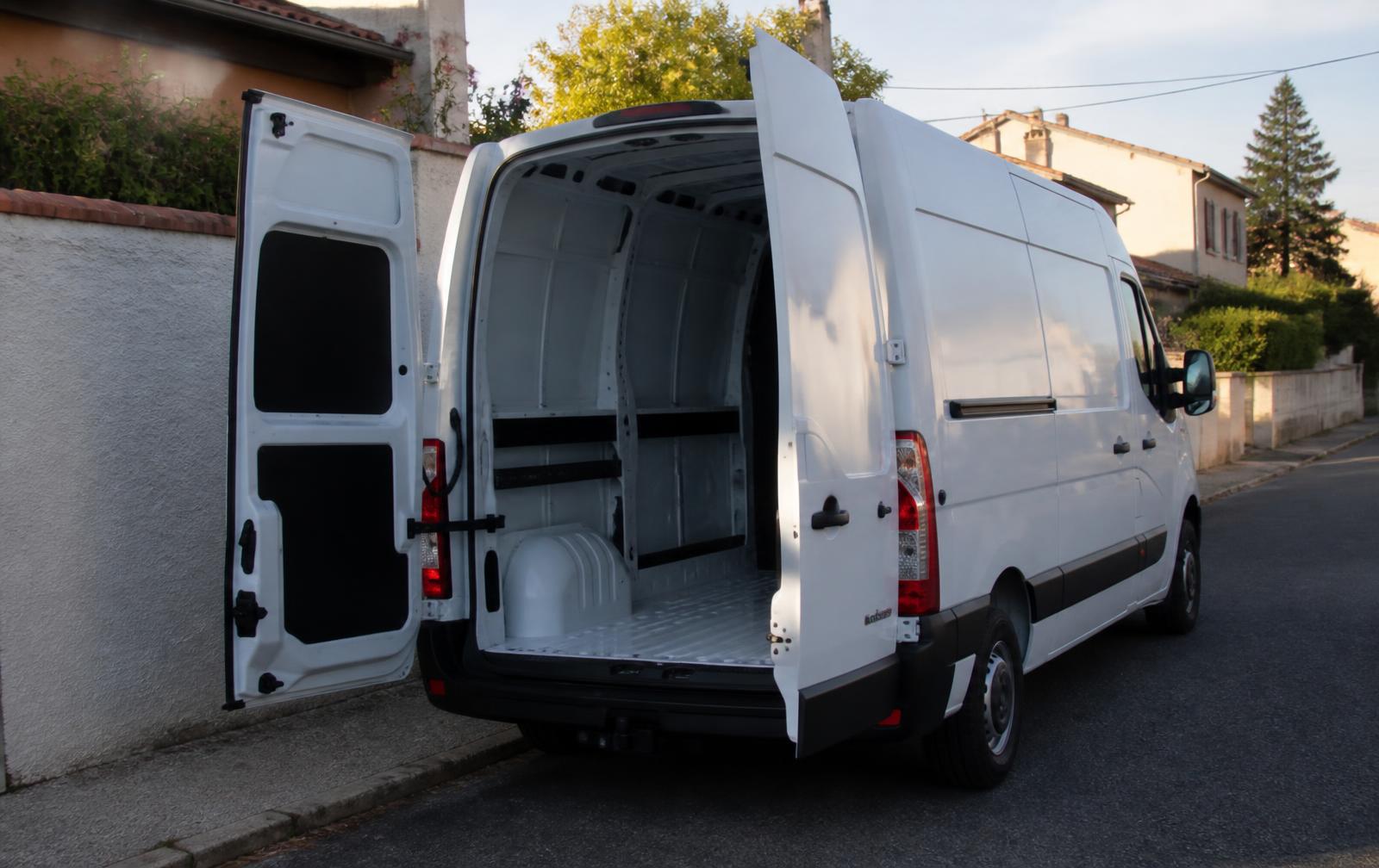 Véhicule utilitaire blanc de type Master vu de trois quarts